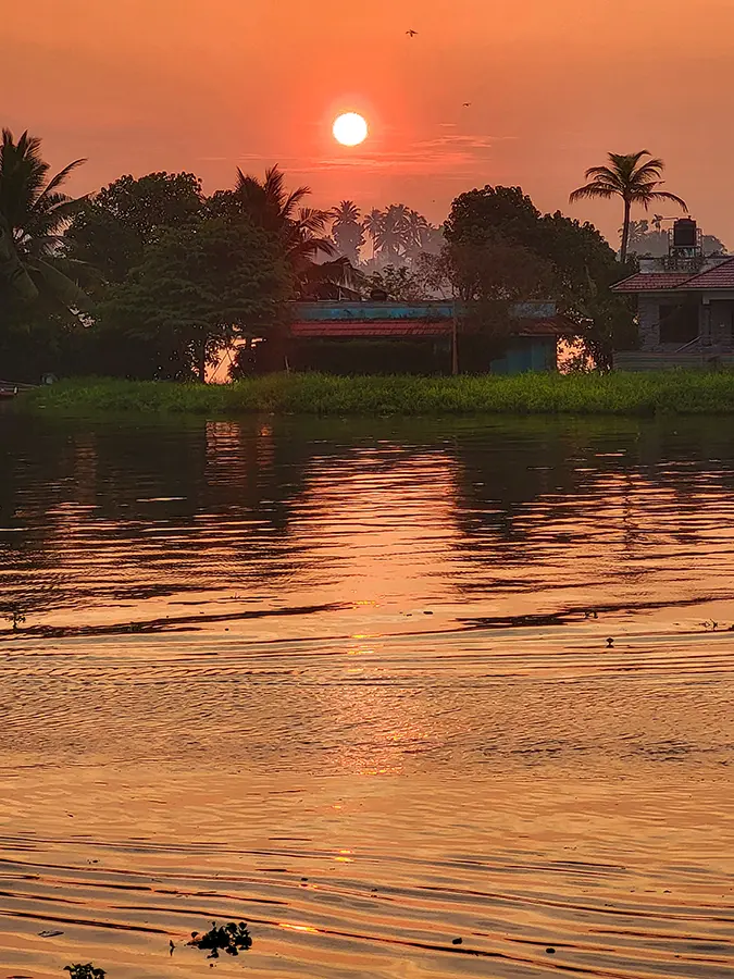 Изгрев, каналите на Керала, Южна Индия